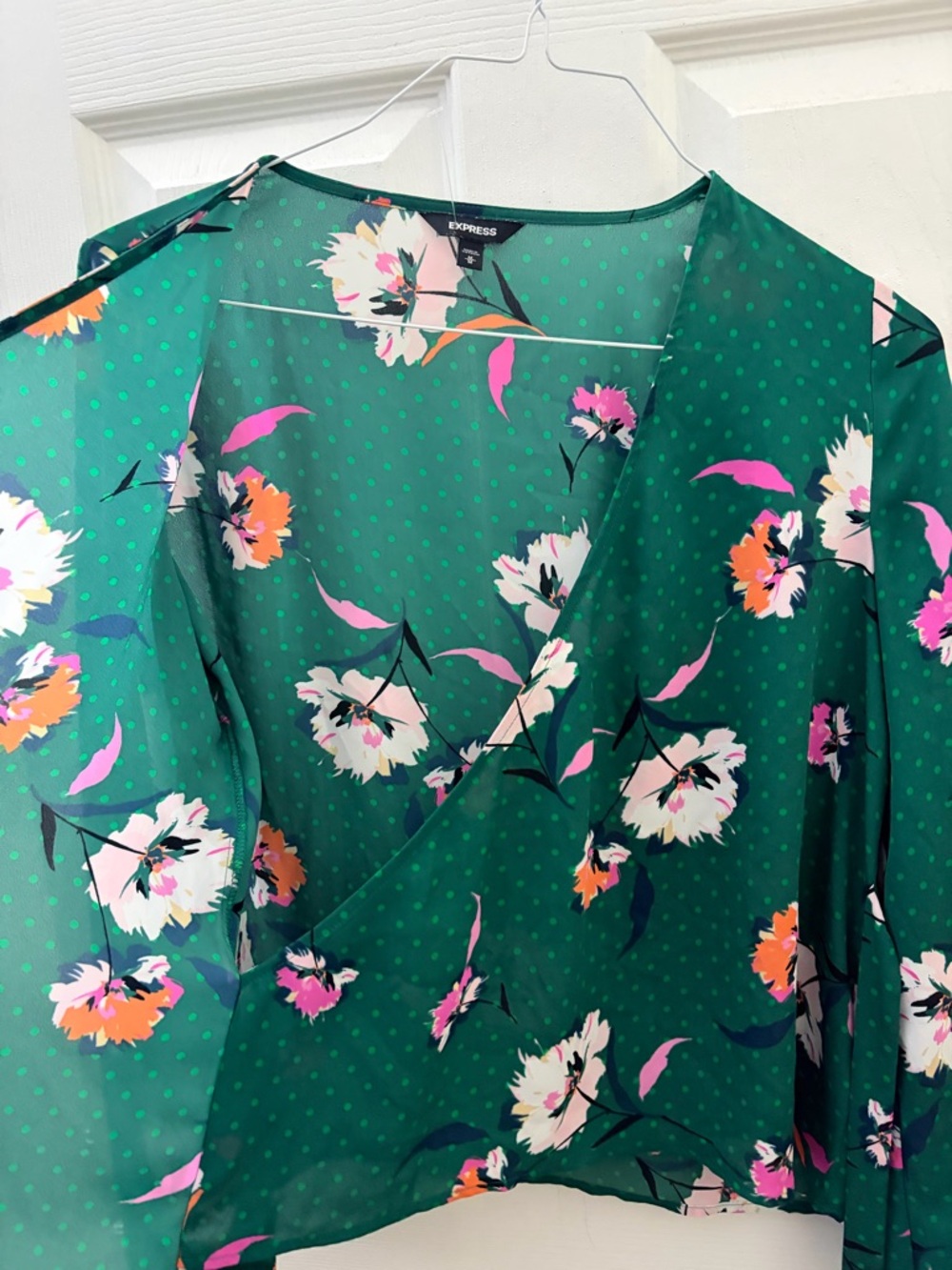 💚 Express Wrap Shirt Green Floral Polka Dot  Blouse With Tie Waist Size Medium - Picture 3 of 8